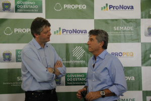 Prefeito Murilo com o secretário de Estado Jaime Verruk recebendo o estudo e discutindo investimentos em Dourados
Foto: Chico Leite