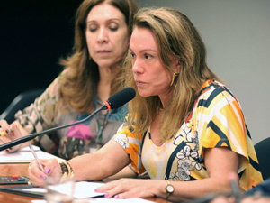 Autora do novo texto da Lei da Palmada, deputada
Teresa Surita (PMDB-RR) diz que objetivo não é
impedir que pais imponham limites aos filhos.
(Foto: Beto Oliveira/Agência Câmara)