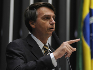 Contrário, Jair Bolsonaro (PP-RJ) argumenta que lei
representa interferência do Estado na família.
(Foto: Leonardo Prado / Agência Câmara)