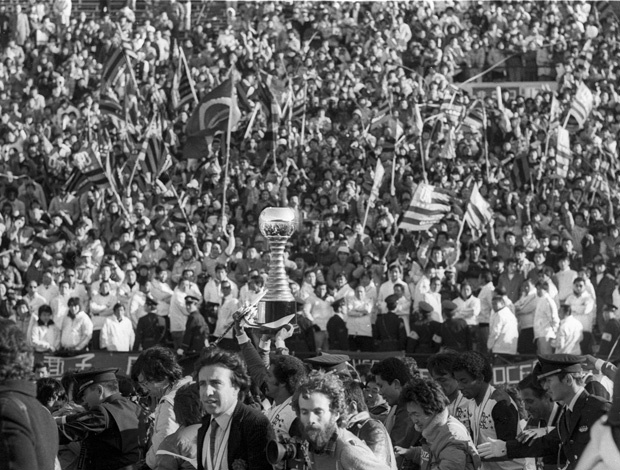 Jogadores do Flamengo com a taça do Mundial de 1981 (Foto: Agência O Globo)