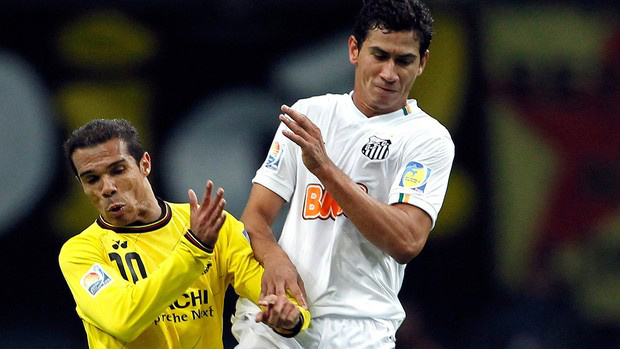 Ganso disputa com o meia Leandro Domingues, do Kashiwa (Foto: Agência Reuters)