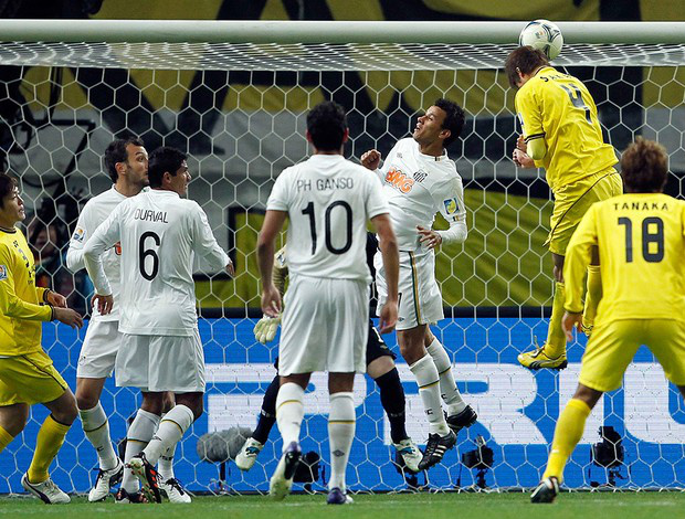Sakai, de cabeça, faz o gol do Kashiwa Reysol (Foto: Agência Reuters)