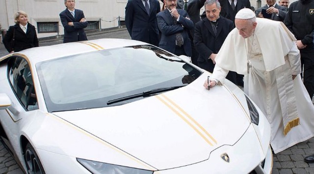 Lamborghini doada ao Papa Francisco / Foto: Fundação Ajuda à Igreja que Sofre - Portugal