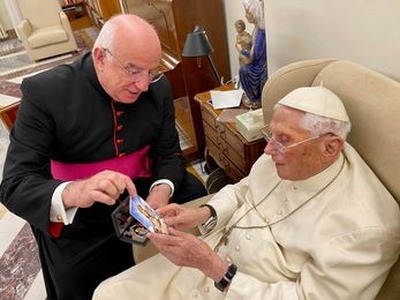 Papa emérito Bento XV e monsenhor Francesco Camaldo, 24 de novembro de 2022 / Fundação vaticana Joseph Ratzinger