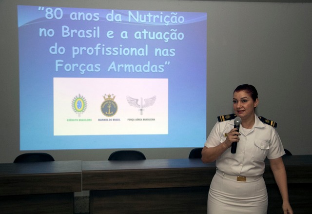 Legenda: Egressa da UNIGRAN, 1º tenente da Marinha do Brasil, Ruth Silva, ministra palestra aos acadêmicos de Nutrição
