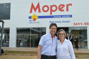 Sr. Moacir Pereira e esposa Lori,  durante a cerimônia de inauguração da nova Moper Home Center 