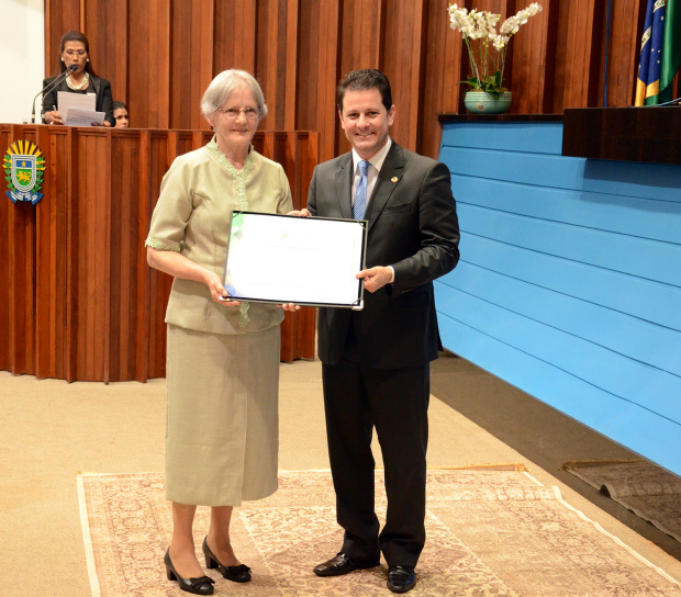 Irmã Maria Aparecida Betoni recebendo das mãos do deputado Renato Câmara Comenda do Mérito Legislativo e o Título de Cidadão Sul-mato-grossense 