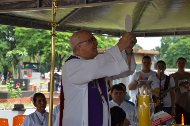 Bispo celebra missa no cemitério St° Antonio de Pádua