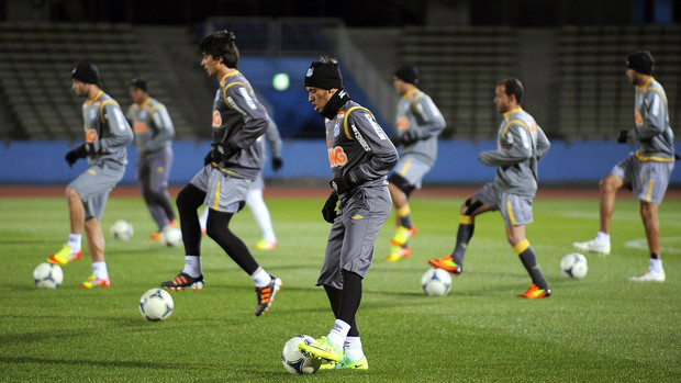 Jogadores fazem treinamento leve no Estádio Internacional de Yokohama (Foto: Agência EFE)