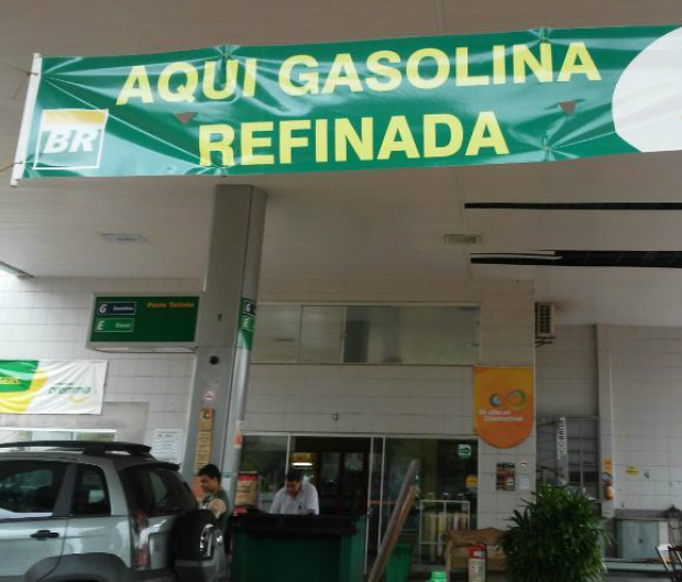  Em Dourados, postos já estão avisando o tipo de gasolina comercializada.