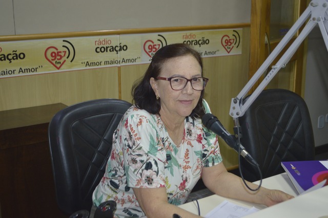 Elza Gomes de Araújo,  concedeu entrevista na manhã de hoje(05/12) no programa ‘Sintonia do amor’, com o comunicador Alcemir Soares: Foto - Rádio Coração