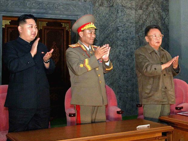 Kim Jong-il, à direita, e seu filho Kim Jong-un (à esq), durante as festas de 65 anos do país. (Foto: Arquivo / G1 / AP Photo)