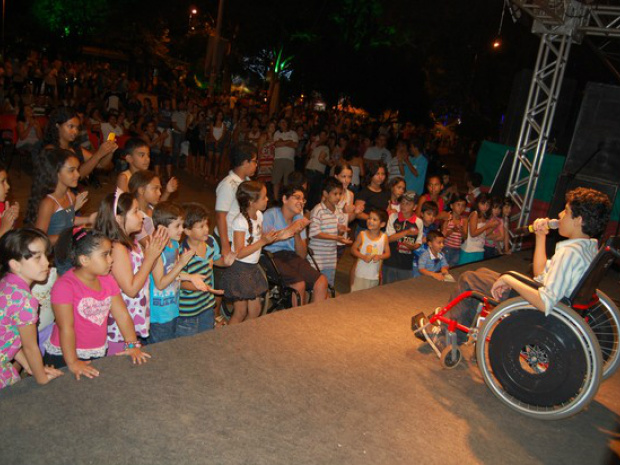 O clima estava familiar e as crianças assistiram ao show de pertinho. [Foto: Estanislau Sanabria]