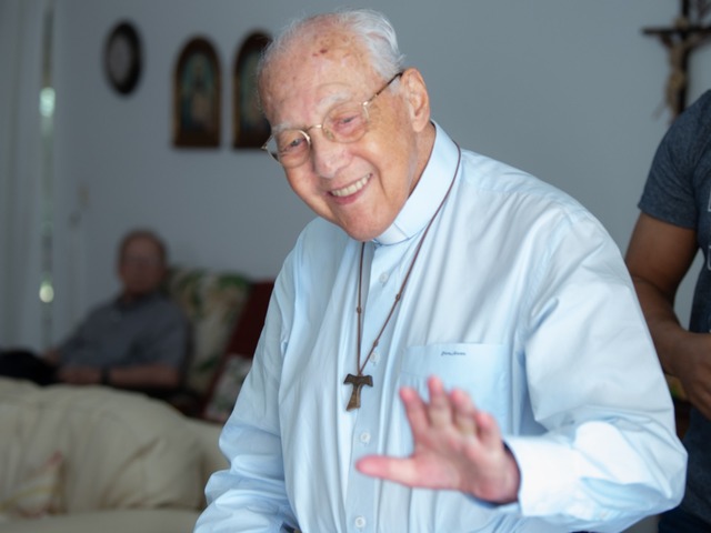Monsenhor Jonas em dezembro do ano passado, já em tratamento, celebrando seus 85 anos de vida / Foto: Arquivo Canção Nova