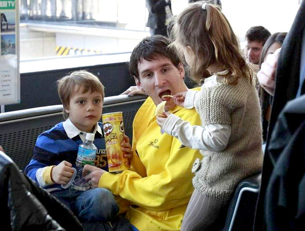 Depois de atender aos jornalistas, Messi curtiu os sobrinhos (Foto: reprodução)