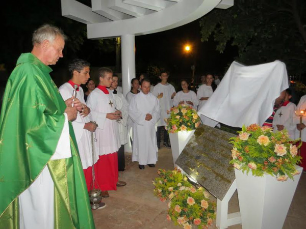 Atual pároco padre Alberto inaugurando  o Memorial Padre Manuel Farinha Costa.