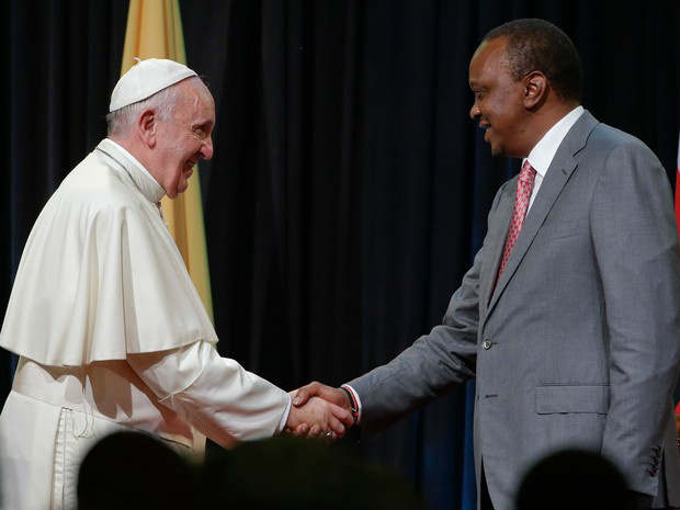 Francisco e o presidente Uhuru Kenyatta – REUTERS