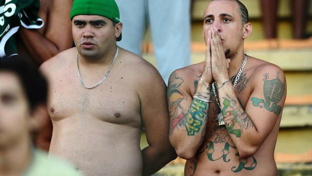 Torcida do Palmeiras sofre em Volta Redonda (Foto: Marcos Ribolli / Globoesporte.com) 

