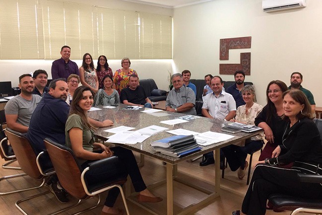 A Reitora Rosa Maria D´Amato de Déa juntamente com colegiado e equipe multidisciplinar durante reunião