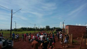 Na última quinta-feira (26), os moradores se reuniram e procuraram a prefeitura buscando solucionar o problema-Foto: Osvaldo Duarte