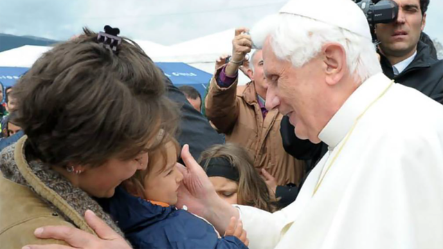 Papa Bento XVI em visita a L'Aquila em 28 de abril de 2009 