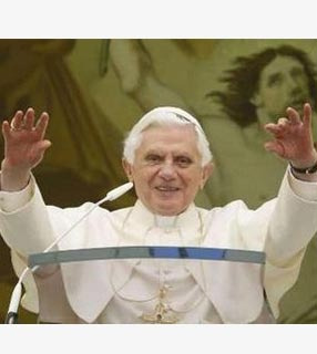 Papa saúda fiéis presentes no pátio da residência apostólica, em Castel Gandolfo