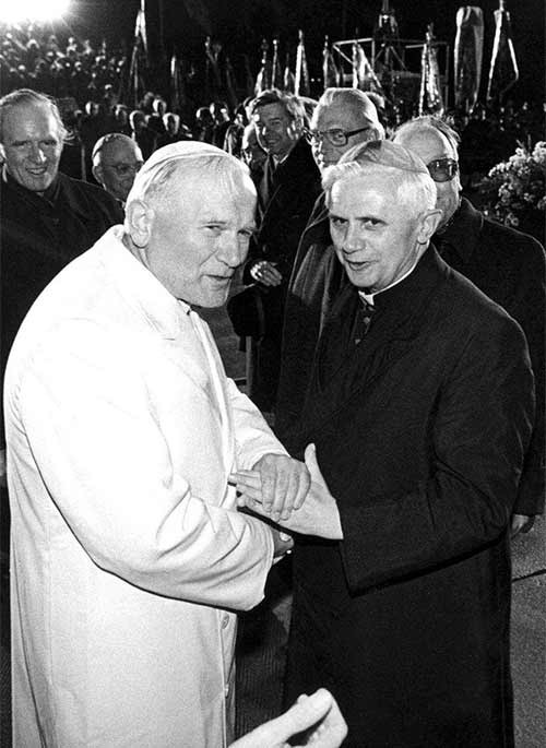 São João Paulo II e o Cardeal Ratzinger.