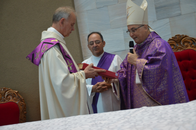 Pe. Alberto Wiese, novo pároco da paróquia Senhor Bom Jesus de Caarapó(Esq) com dom Redovino Rizzardo, bispo da diocese de Dourados(Dir) 