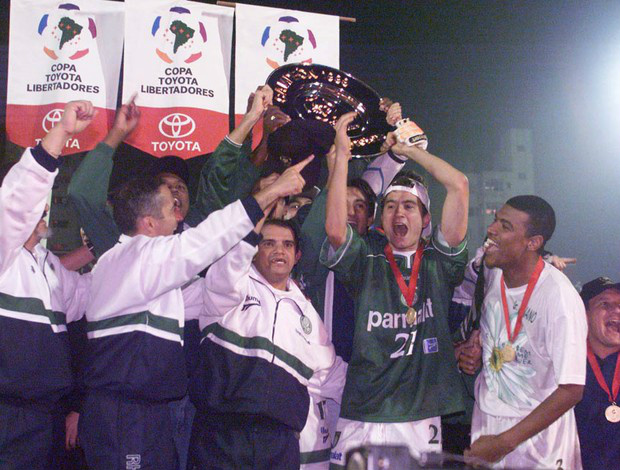 Jogadores do Palmeiras comemoram o título da Libertadores em 1999 (Foto: Agência Estado)