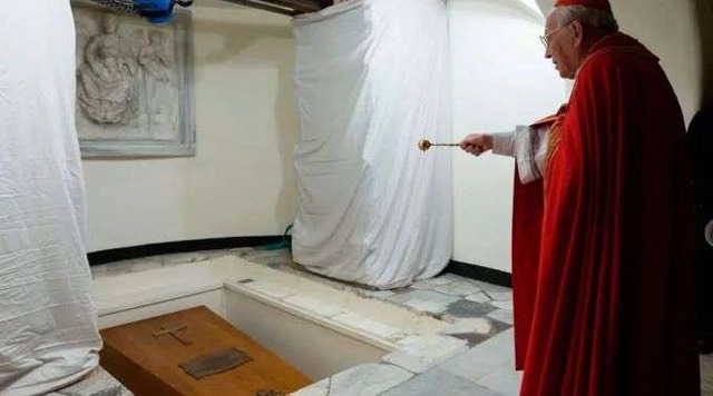 O caixão de Bento XVI no túmulo nas Grutas vaticanas / Vatican Media