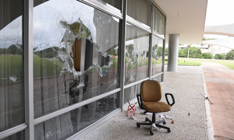 Vandalismo na Praça dos Três Poderes devem custar milhões de reais aos cofres públicos para reformas e reparo