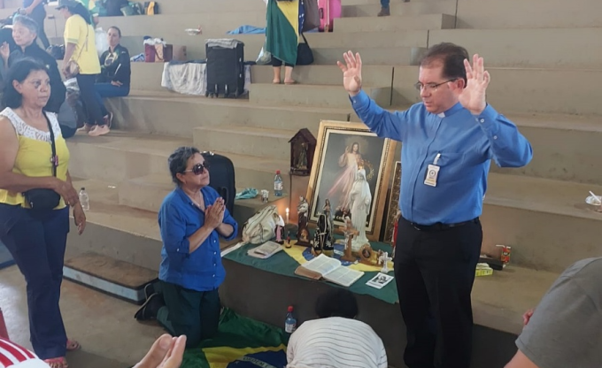 Frei Rogério Soares com os detidos na Academia da Polícia Federal, em Brasília. Foto: Arquidiocese de Brasília.