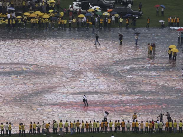 Mosaico tem 76 metros por 61 metros. (Foto: Pat Roque/AP)