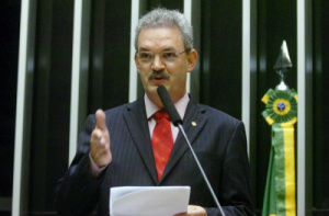 Deputado federal Geraldo Resende discursa em Brasília e reconhece trabalho do bispo diocesano de Dourados – Foto de Luis Macedo