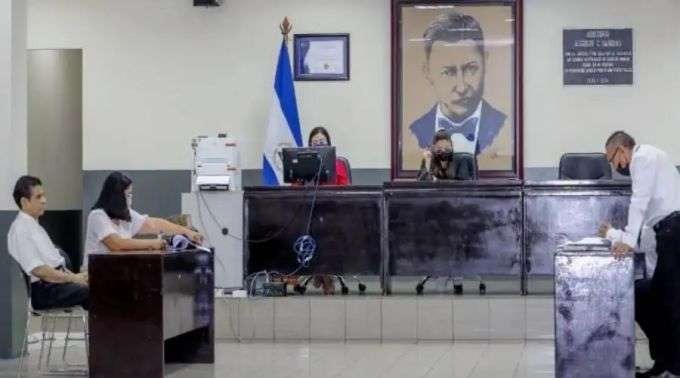 Dom Rolando Álvarez (esquerda), durante sua audiência em 10 de janeiro / Judiciário da Nicarágua.