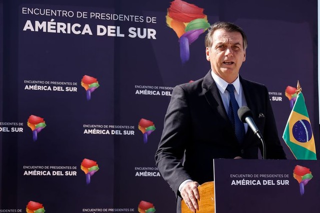 O presidente do Brasil, Jair Bolsonaro, concede entrevista coletiva ao desembarcar em Santiago, Chile - José Dias/PR