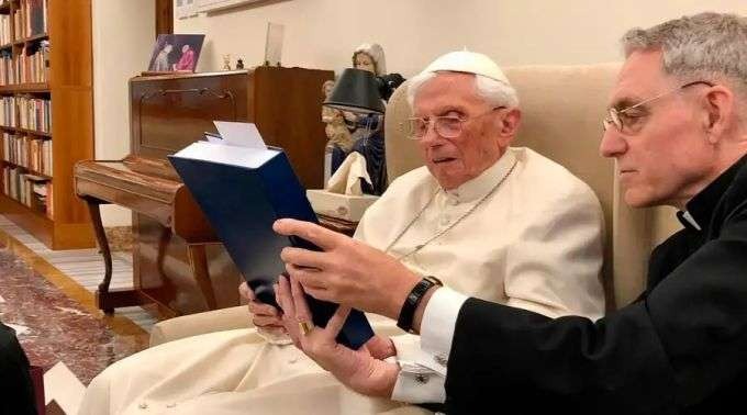 Papa Bento XVI com seu secretário, o arcebispo alemão Georg Gänswein / Fundação Vaticana Joseph Ratzinger