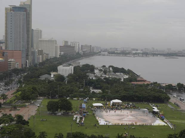 Mosaico faz parte das comemorações do primeiro aniversário da morte da ex-presidente Corazon Aquino. (Foto: Pat Roque/AP)