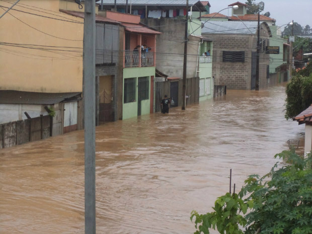 Santa Cruz de Minas é uma das 137 cidades em situação de emergência em Minas. Morador registrou enchente nesta terça-feira (10). (Foto: Antônio Ricardo Rodrigues/VC no G1)