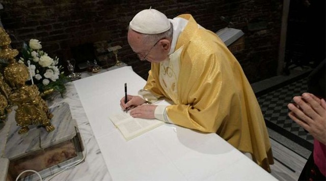 Papa Francisco assina a Exortação Apostólica sobre os jovens, em Loreto. Foto: Vatican Media