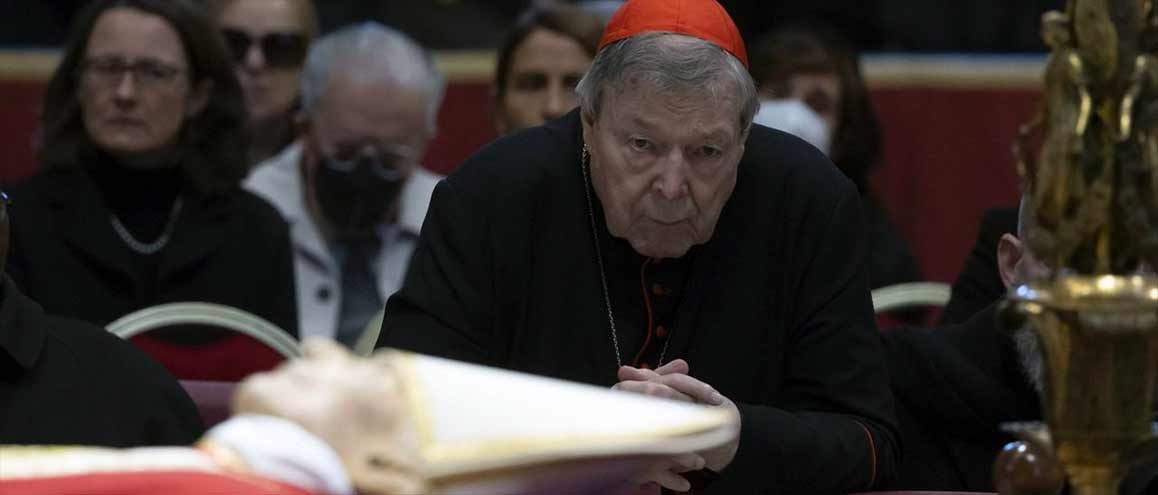 O Cardeal Pell se despedindo do Papa Bento XVI, poucos dias antes de sua própria morte.