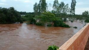 Rio Dourados sobe 5m, tem maior cheia em 32 anos e pode deixar moradores sem água Rio Dourados sobe 5m, tem maior cheia em 32 anos e pode deixar moradores sem água