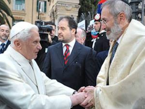 Bento XVI é recebido pelo Rabino-chefe da Sinagoga de Roma, Riccardo Di Segni, em 2010