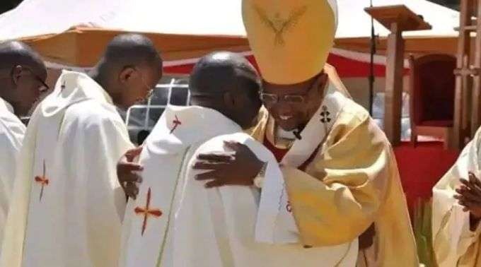 Padre Michael Mithamo King'ori abraça dom Anthony Muheria no dia de sua ordenação / Arquidiocese de Nyeri