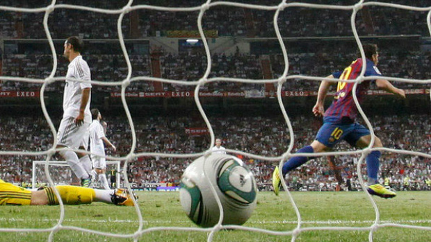 David Villa, do Barcelona, comemora gol contra o Real Madrid durante a Supercopa Espanhola, em Madri - 14/08/2011 (Juan Medina/Reuters) 
