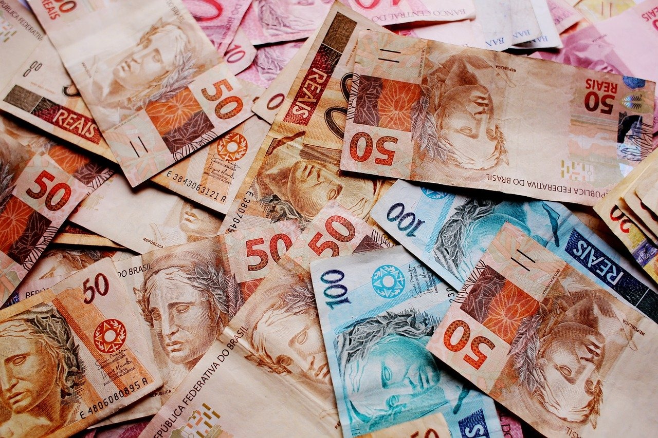Moeda brasileira não performou bem em relação ao dólar, principal moeda global