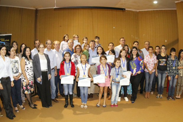 Fotos: Chico Leite

Autoridades, pais e alunos compareceram à premiação nesta quinta-feira.

Foto: Chico Leite
