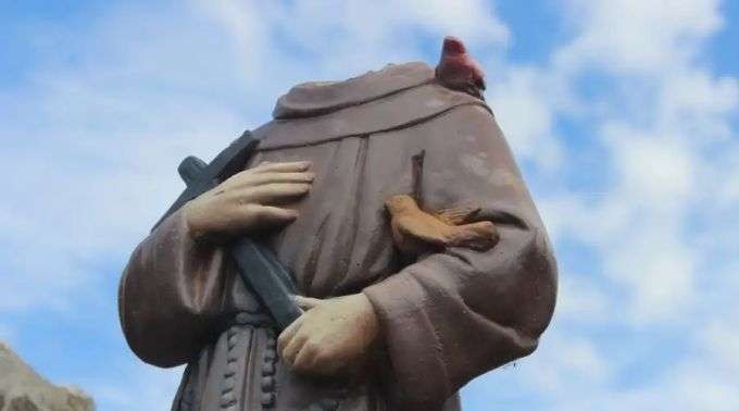 Estátua de um santo vandalizada nos EUA / Shutterstock