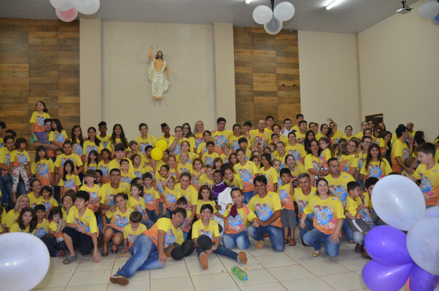 Pe. Gregório Wuwor, ao centro,  com integrantes do acampamento infantil, finalizado ontem à noite no santuário Pe. Pio, em Dourados.