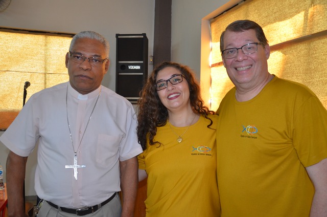 Dom Henrique, bispo de Dourados, com o casal regional das ENS Cristiane & Danilo, de Campo Grande/MS.